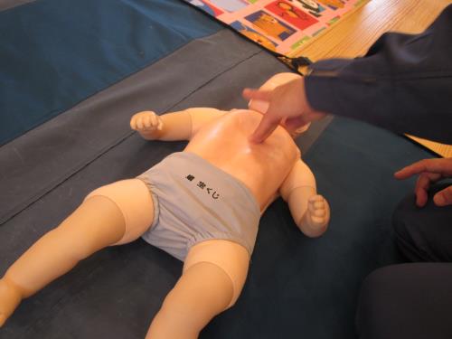 乳児の胸骨圧迫の方法