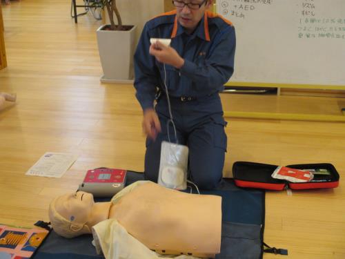 AEDのパッドを貼る位置の説明
