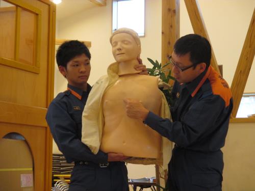 胸骨圧迫では、ここを押します 胸骨圧迫では、ここを押します