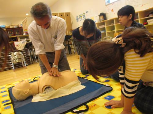 交互にすることによって効果的な胸骨圧迫ができるのです 交互にすることによって効果的な胸骨圧迫ができるのです