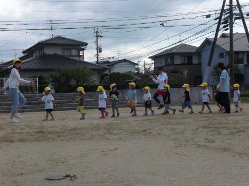 3歳 まっすぐ並んで歩くよ 3歳 まっすぐ並んで歩くよ