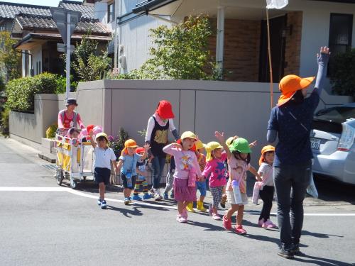 道路は、手を挙げて渡るんだよね 道路は、手を挙げて渡るんだよね