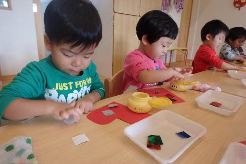 キラキラの紙を貼って飾り付け☆ キラキラの紙を貼って飾り付け☆