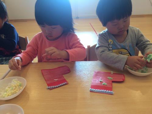 自分たちで両面テープを剥がして毛糸を貼ります 自分たちで両面テープを剥がして毛糸を貼ります