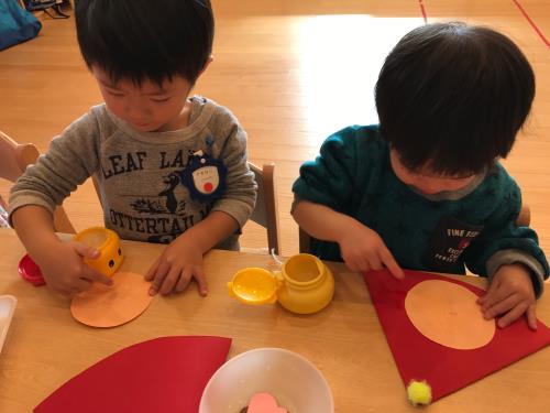 指先を使ってしっかりとのりを塗り広げています 指先を使ってしっかりとのりを塗り広げています