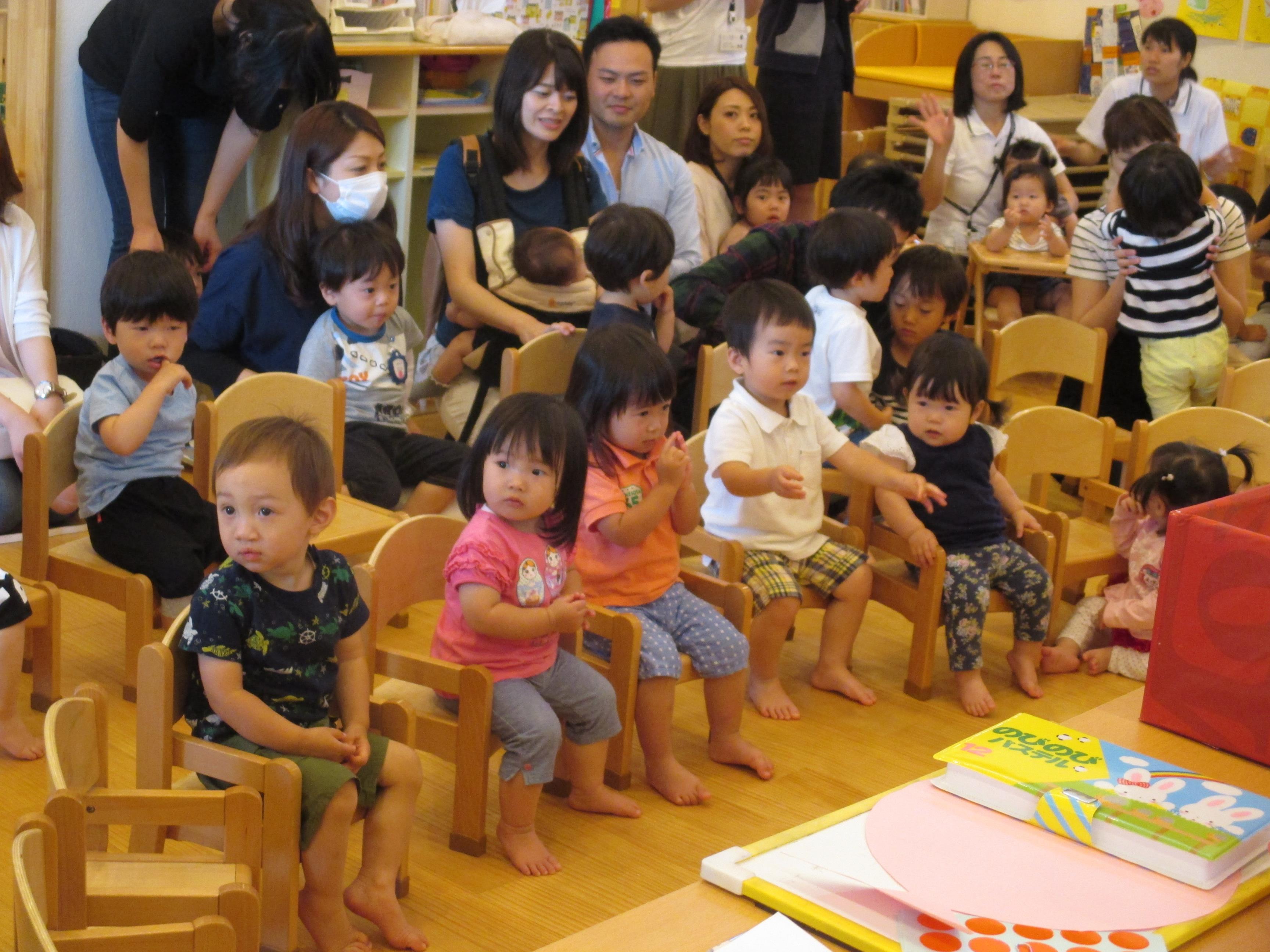 朝の集まりでは自分で座るよ 朝の集まりでは自分で座るよ