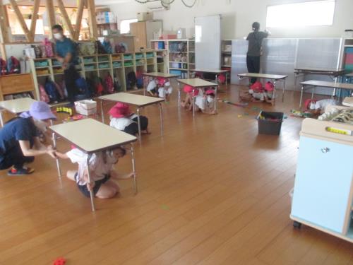 机の脚を持って隠れます 机の脚を持って隠れます