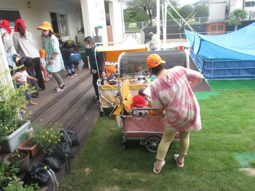 お散歩カーで慌てず お散歩カーで慌てず