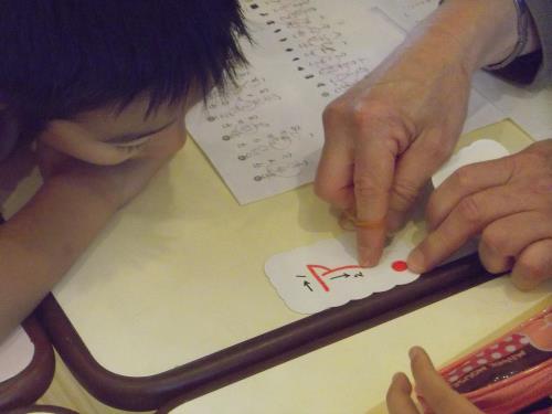 カタカナの「ア」の書き順は? カタカナの「ア」の書き順は?