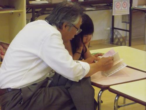 絵本を読んでいるところです 絵本を読んでいるところです