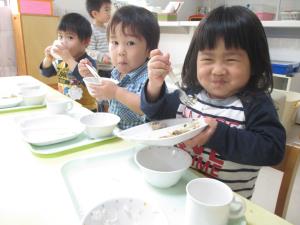 給食おいしい~! 給食おいしい~!