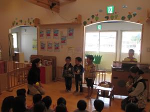 「こいのぼり」を唄います。 「こいのぼり」を唄います。