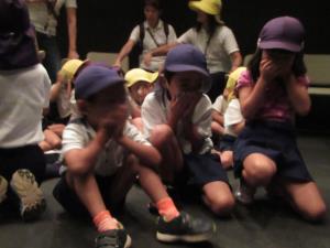 ハンカチで、口を覆います。 ハンカチで、口を覆います。