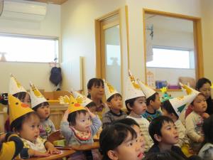 みんなサンタさんに釘付けです みんなサンタさんに釘付けです