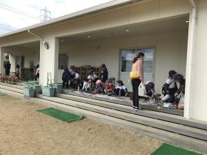 こども園まで歩いて行きました。 こども園まで歩いて行きました。