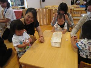 1歳児 ~スノードームを作ろう~ 1歳児 ~スノードームを作ろう~