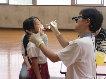 学園歯科医の伊藤明彦先生から検診を受けました。