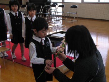 最後は担任の先生からお花をいただきます。