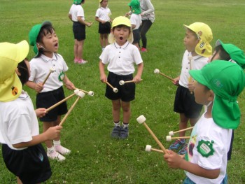 太鼓チームは、グループごとに歌の練習。