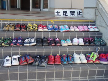 きれいに並べられていた靴、いつも通りですね。