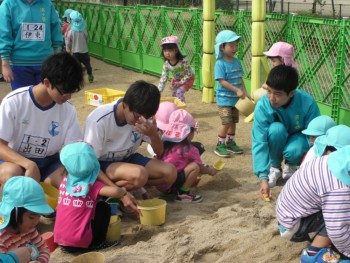 年少さんも砂遊び。