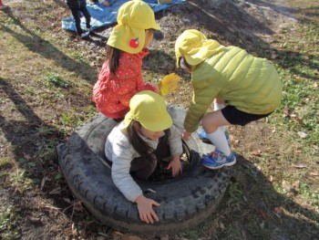 タイヤに乗って楽しむ子ども達。