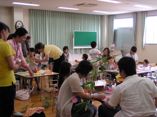 思い思いの飾りを作ります 思い思いの飾りを作ります