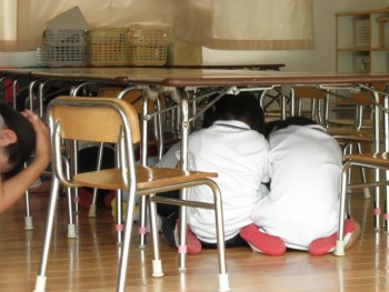 机の下に隠れよう 机の下に隠れよう