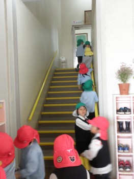 右側、右側。。。 右側、右側。。。