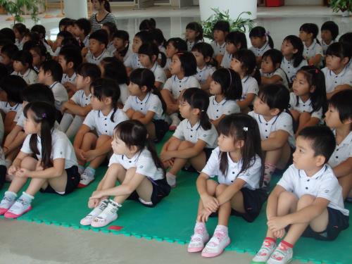 始業式で話を聴く子ども達。話はどこで聴くのかな?と思い出していました。 始業式で話を聴く子ども達。話はどこで聴くのかな?と思い出していました。