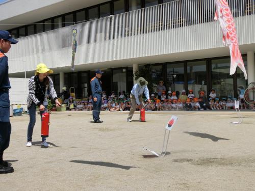 先生たちも初期消火（消火器訓練）の練習