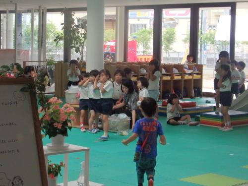 ベルの音に『なんだろう』と反応する子ども達。 ベルの音に『なんだろう』と反応する子ども達。