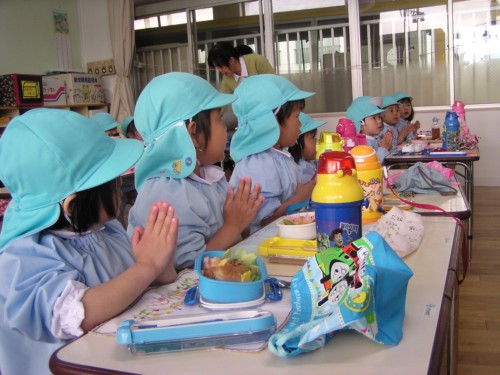 みんなそろって、「いただきまーす」 みんなそろって、「いただきまーす」