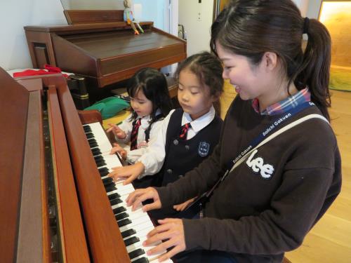 自由な遊びの時間帯に先生とピアノを楽しむ子ども達。 自由な遊びの時間帯に先生とピアノを楽しむ子ども達。