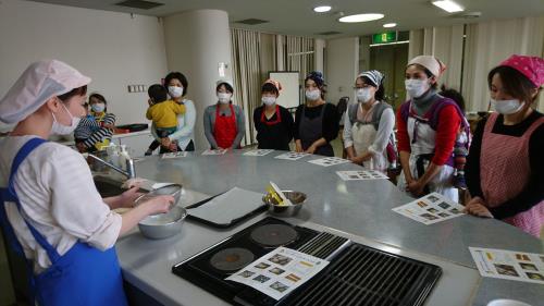 講師の先生の実演を見学 講師の先生の実演を見学