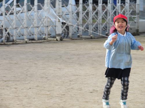 作った凧で凧あげ 作った凧で凧あげ