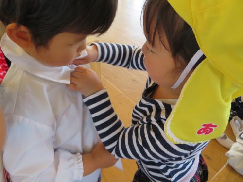 できることを自分で考えて手伝う女児 できることを自分で考えて手伝う女児