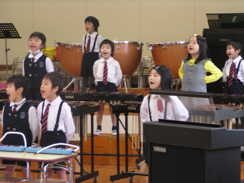 ♪ひとりとひとりがうでくめば・・・ ♪ひとりとひとりがうでくめば・・・