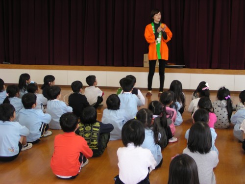 みかんについての話を聞く年長組 みかんについての話を聞く年長組