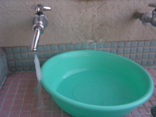 見事につながった『つらら』と洗面器の氷 見事につながった『つらら』と洗面器の氷