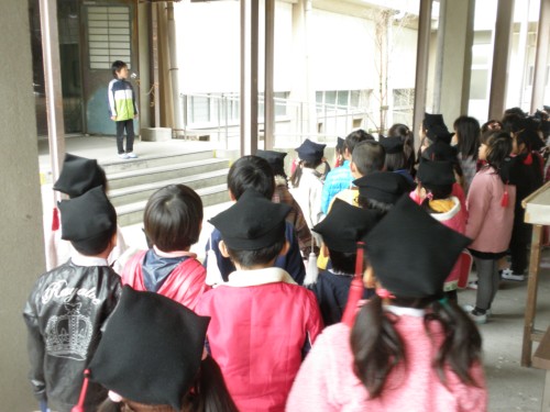 「ここは体育館です。」と説明を受けています。 「ここは体育館です。」と説明を受けています。