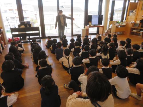 真剣な表情で話を聴く子ども達。 真剣な表情で話を聴く子ども達。