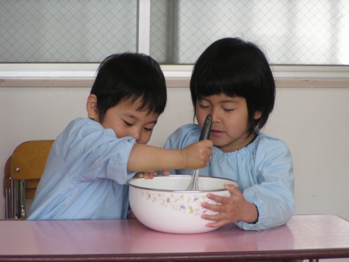 ふたりで仲良く‘まぜまぜ’「おいしくなあれ～」