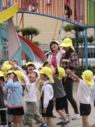 「わーい、揚がったねー。」 「わーい、揚がったねー。」