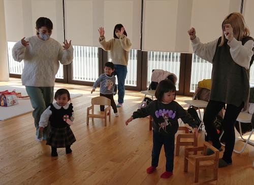 お母さんと一緒に体を動かしてみよう。 お母さんと一緒に体を動かしてみよう。