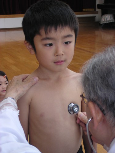 園医の石橋健治朗先生から検診を受けています。 園医の石橋健治朗先生から検診を受けています。