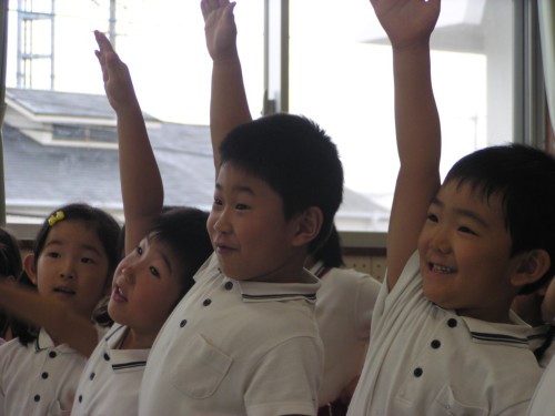 右手をまっすぐに上げて渡りましょう! 右手をまっすぐに上げて渡りましょう!