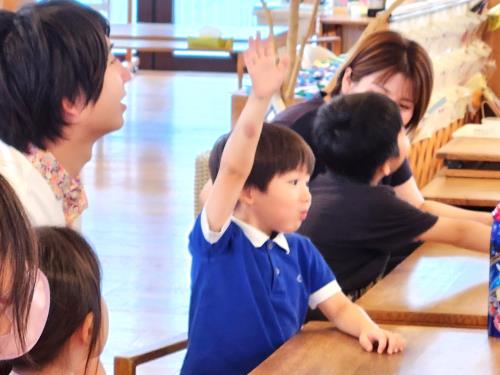 自分の意見を堂々と述べる男児 自分の意見を堂々と述べる男児