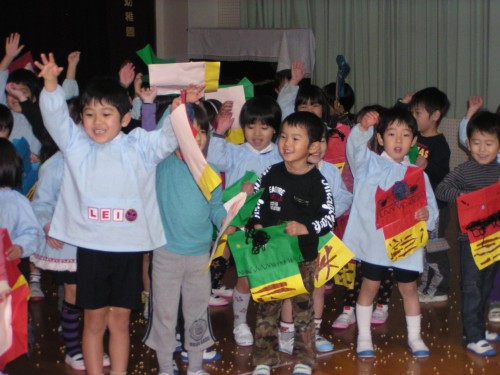 やったー、みんなで力を合わせて鬼を追い出したよ! やったー、みんなで力を合わせて鬼を追い出したよ!