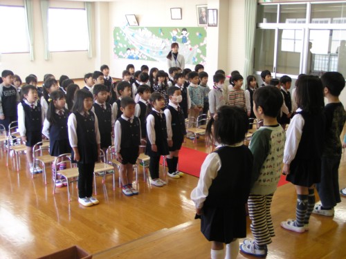 バトンタッチ・・・「ようちえんのおともだち、さようなら」 バトンタッチ・・・「ようちえんのおともだち、さようなら」